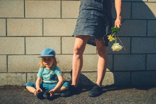 Niño Edad Preescolar Está Sentado Pavimento Atardecer Con Madre Pie —  Fotos de Stock