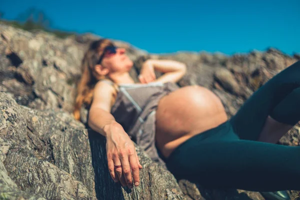 Een Jonge Zwangere Vrouw Ontspant Zich Rotsen Aan Zee — Stockfoto