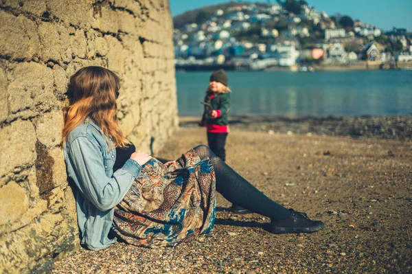Hamile Bir Kadın Deniz Kenarındaki Bir Kasabada Anaokulunda Dinleniyor — Stok fotoğraf