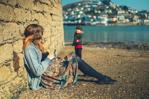 Μια Έγκυος Γυναίκα Χαλαρώνει Δίπλα Στο Νερό Μια Παραθαλάσσια Πόλη — Φωτογραφία Αρχείου