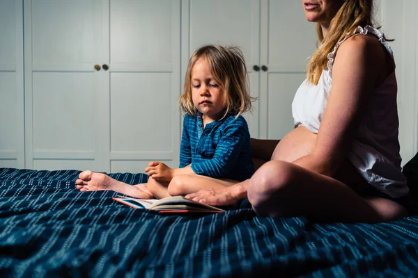 Una Joven Madre Embarazada Está Leyendo Hijo Edad Preescolar Una —  Fotos de Stock