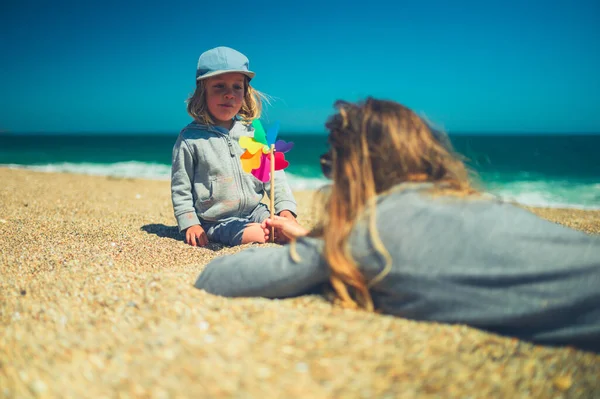 Una Joven Madre Niño Edad Preescolar Están Relajando Playa Con — Foto de Stock