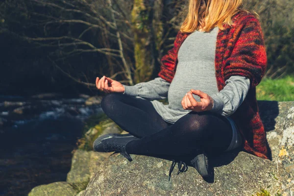 Mladá Těhotná Žena Sedí Meditativní Póze Skále Potoka — Stock fotografie