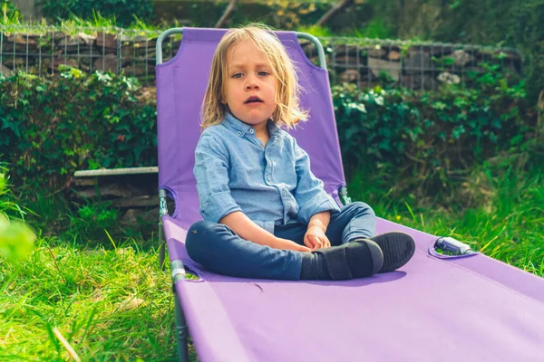 Niño Edad Preescolar Relaja Una Tumbona Jardín — Foto de Stock