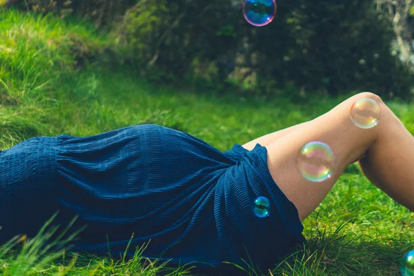 Μια Έγκυος Γυναίκα Χαλαρώνει Στο Γρασίδι Έναν Κήπο Φυσαλίδες Που — Φωτογραφία Αρχείου