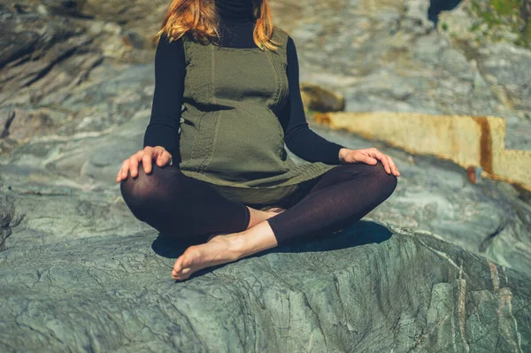 Young Pregnant Woman Relaxing Rock Coast Spring — Stock Photo, Image