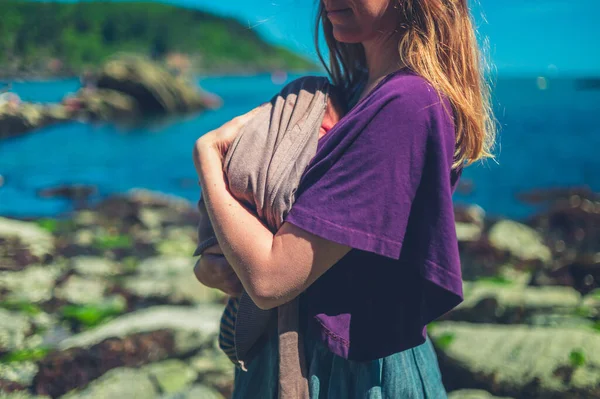 Une Jeune Mère Tient Son Nouveau Sur Plage Été — Photo