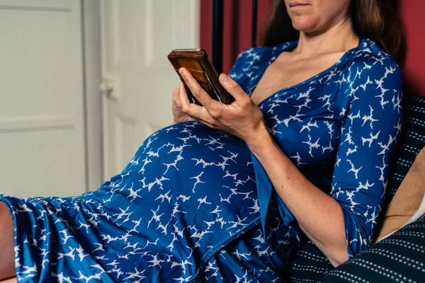 Młoda Ciężarna Kobieta Koszuli Nocnej Używa Smartfona Łóżku — Zdjęcie stockowe