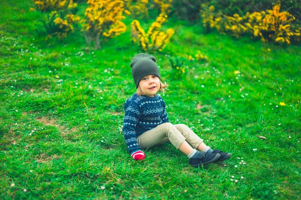 Niño Edad Preescolar Está Sentado Hierba Naturaleza Día Primavera — Foto de Stock