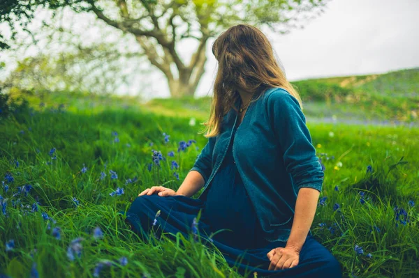 Těhotná Žena Louce Bluebellsu Dívá Strom Dálce — Stock fotografie