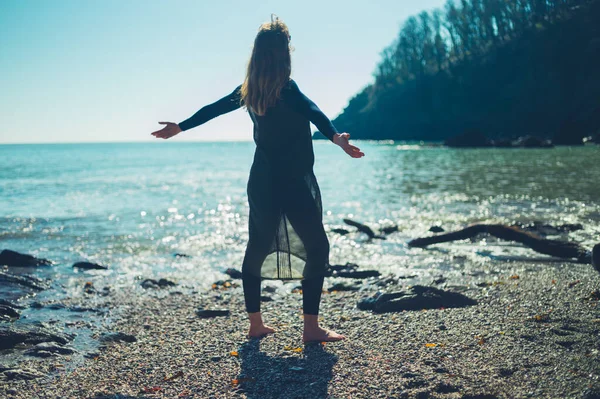 Une Femme Joyeuse Sur Plage Lève Les Bras — Photo