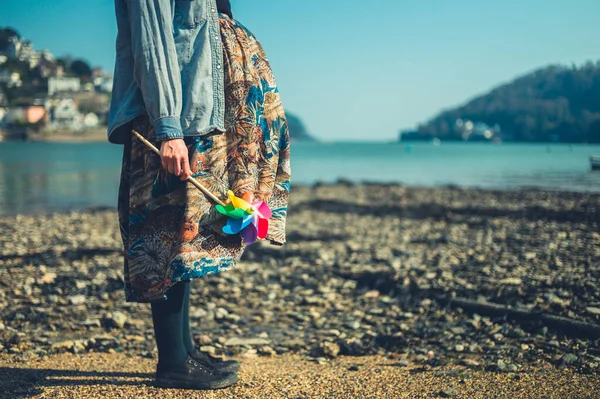 Een Zwangere Vrouw Staat Het Strand Een Badplaats Met Een — Stockfoto