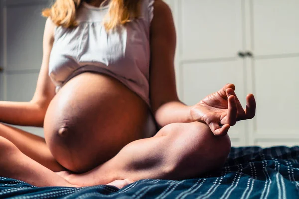 Mladá Těhotná Žena Sedí Meditační Póze Posteli — Stock fotografie