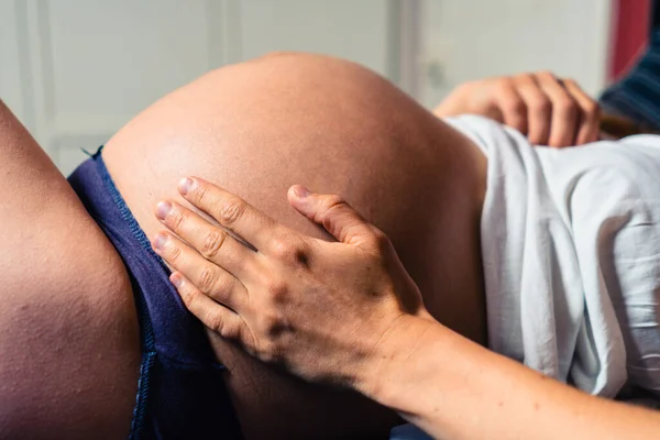 Fechar Barriga Uma Mulher Grávida Deitada Cama — Fotografia de Stock