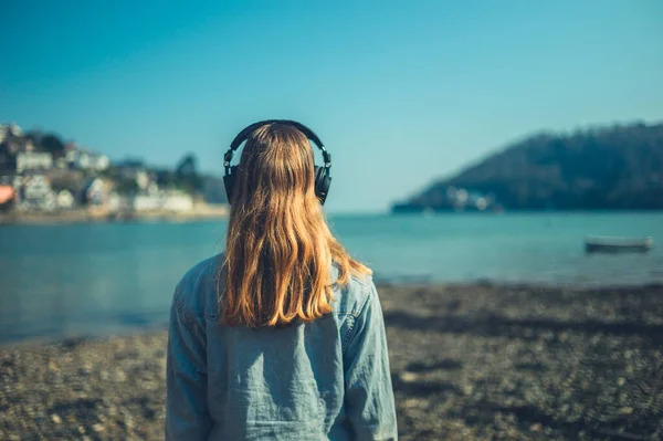 Küçük Bir Sahil Kasabasında Plajda Duran Genç Bir Kadın Kulaklık — Stok fotoğraf