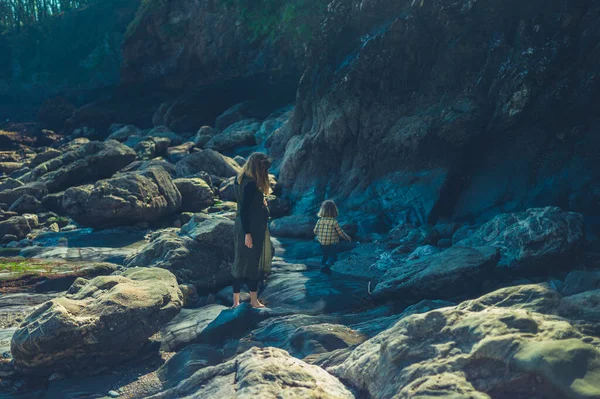 Een Jonge Moeder Haar Kleuter Lopen Rotsen Kliffen Aan Zee — Stockfoto