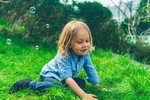 Дошкольник Лежит Траве Пузырьками Весной — стоковое фото