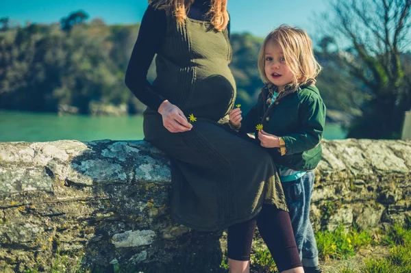 Uma Mãe Grávida Seu Pré Escolar Estão Relaxando Uma Parede — Fotografia de Stock