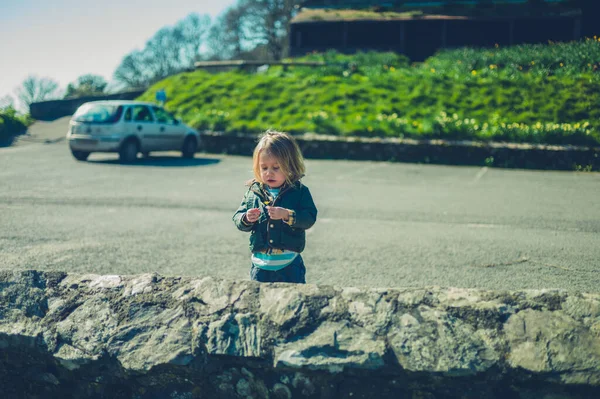 Petit Enfant Âge Préscolaire Tient Dans Parking Rural Avec Une — Photo