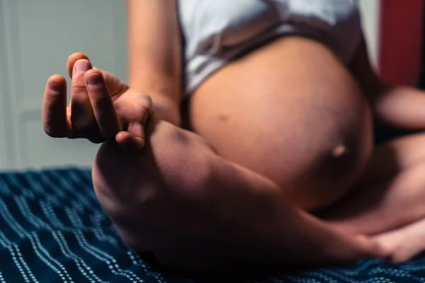 Uma Jovem Grávida Está Sentada Uma Pose Meditação Uma Cama — Fotografia de Stock