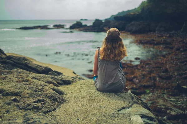 Una Joven Está Sentada Playa Relaja Junto Mar Primavera — Foto de Stock