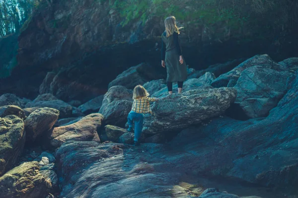 Una Giovane Madre Suo Bambino Età Prescolare Camminano Sulle Rocce — Foto Stock