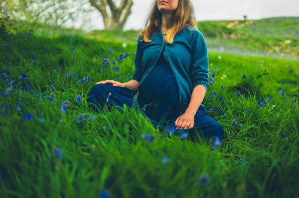 Ung Gravid Kvinna Kopplar Äng Blåklockor Våren — Stockfoto