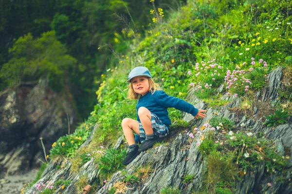 Liten Förskolepojke Sitter Klippa — Stockfoto