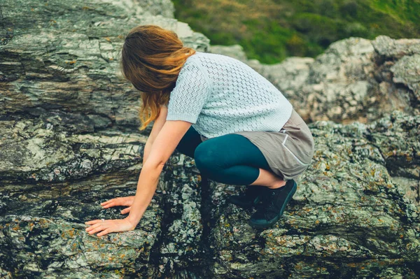 Een Jonge Vrouw Hurkt Rotsen Natuur — Stockfoto