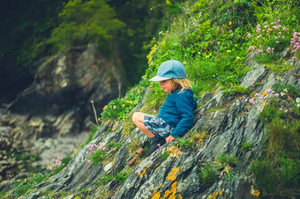Niño Edad Preescolar Está Sentado Acantilado —  Fotos de Stock