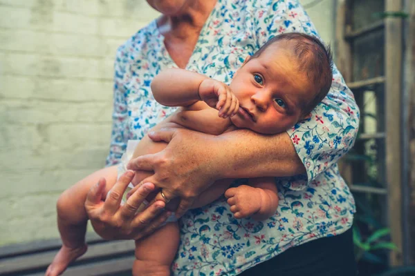 Uma Avó Está Segurando Seu Neto Bebê — Fotografia de Stock