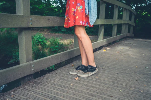Nogi Młodej Kobiety Stojącej Moście Lesie — Zdjęcie stockowe