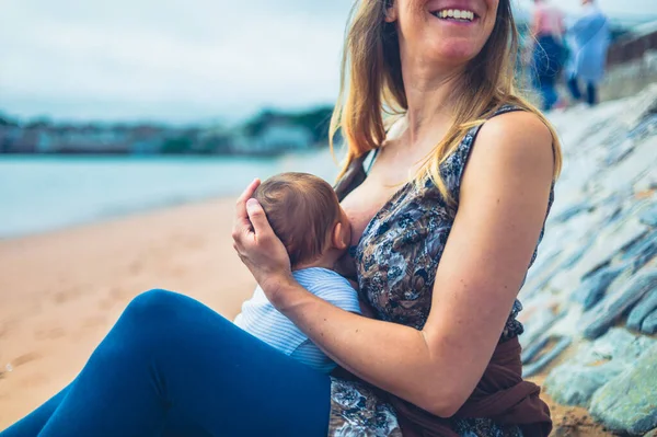 Una Joven Madre Amamanta Bebé Recién Nacido Playa — Foto de Stock