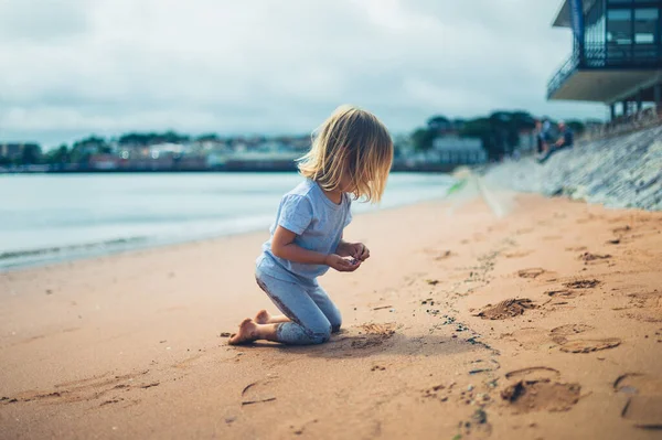 Ένα Μικρό Παιδί Προσχολικής Ηλικίας Παίζει Στην Παραλία — Φωτογραφία Αρχείου