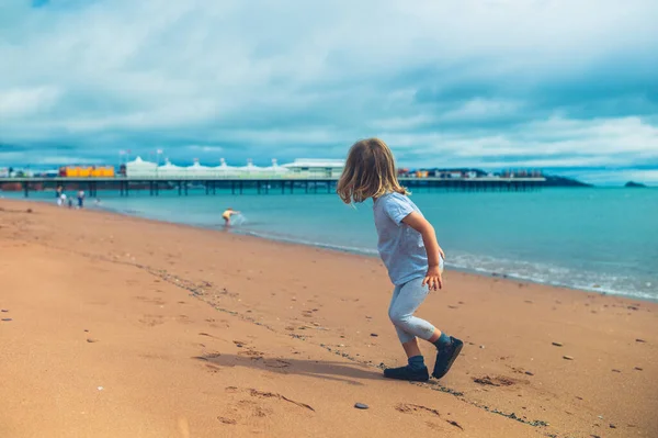 Een Kleine Kleuter Speelt Het Strand — Stockfoto