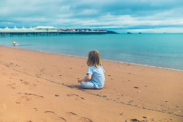 Ένα Μικρό Παιδί Προσχολικής Ηλικίας Παίζει Στην Παραλία — Φωτογραφία Αρχείου