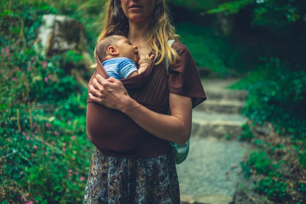 Una Joven Madre Con Bebé Cabestrillo Está Explorando Jardín Tropical —  Fotos de Stock