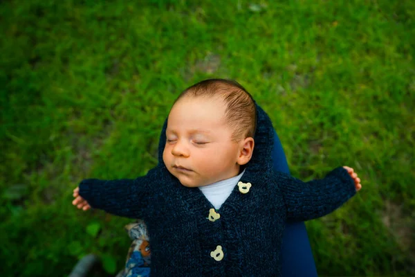 Küçük Bir Bebek Dışarıda Annesinin Kucağında Uyuyor — Stok fotoğraf