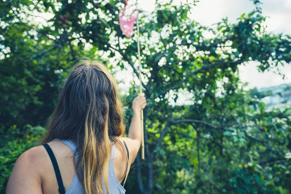 Mladá Žena Používá Rybářskou Síť Sbírání Švestek — Stock fotografie