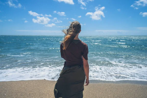 Una Joven Está Caminando Playa Con Las Olas Rompiendo Día — Foto de Stock