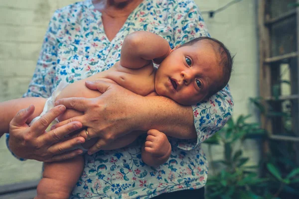 Uma Avó Está Segurando Seu Neto Bebê — Fotografia de Stock