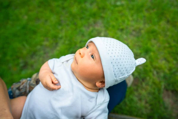 Liten Bebis Vilar Sina Mödrars Knä Utomhus — Stockfoto