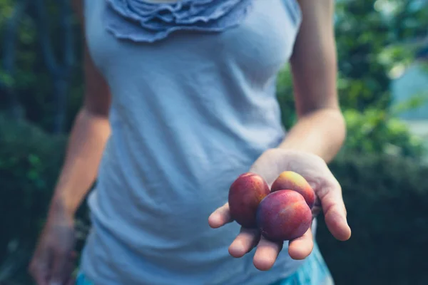 Una Giovane Donna Piedi Nel Suo Giardino Con Una Manciata — Foto Stock