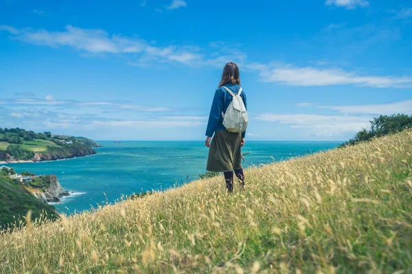 Ung Kvinna Står Ett Fält Vid Havet Sommaren — Stockfoto