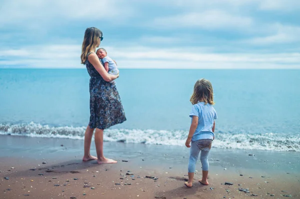 Μια Νεαρή Μητέρα Στέκεται Δίπλα Στη Θάλασσα Μωρό Της Και — Φωτογραφία Αρχείου