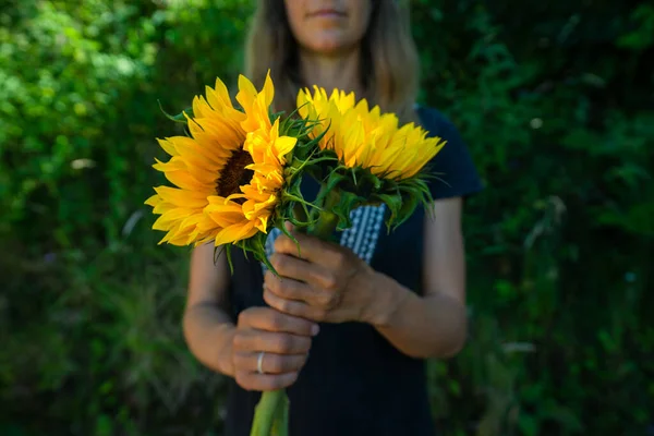 Uma Jovem Mulher Está Livre Seu Jardim Com Girassol — Fotografia de Stock