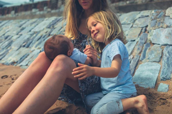 Une Jeune Mère Est Assise Sur Plage Avec Son Enfant — Photo