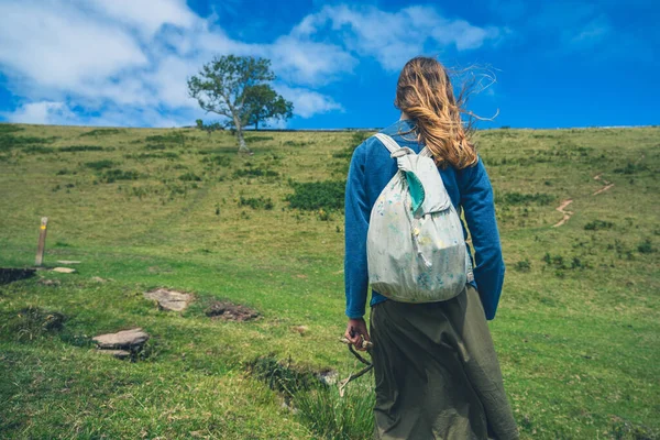 晴れた夏の日には若い女性が畑で休んでいる — ストック写真