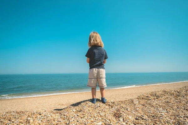 Niño Edad Preescolar Está Pie Playa Junto Mar Día Soleado —  Fotos de Stock