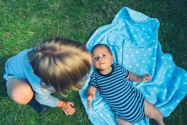 Niño Edad Preescolar Está Sentado Césped Con Hermano Pequeño — Foto de Stock